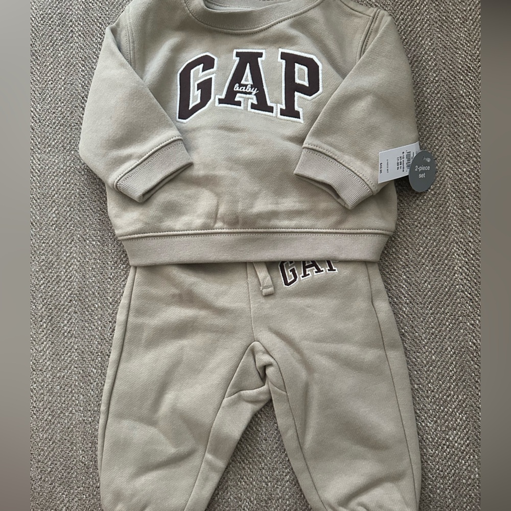 I’m selling a GAP outfit. Brand New!!! Very comfy !!